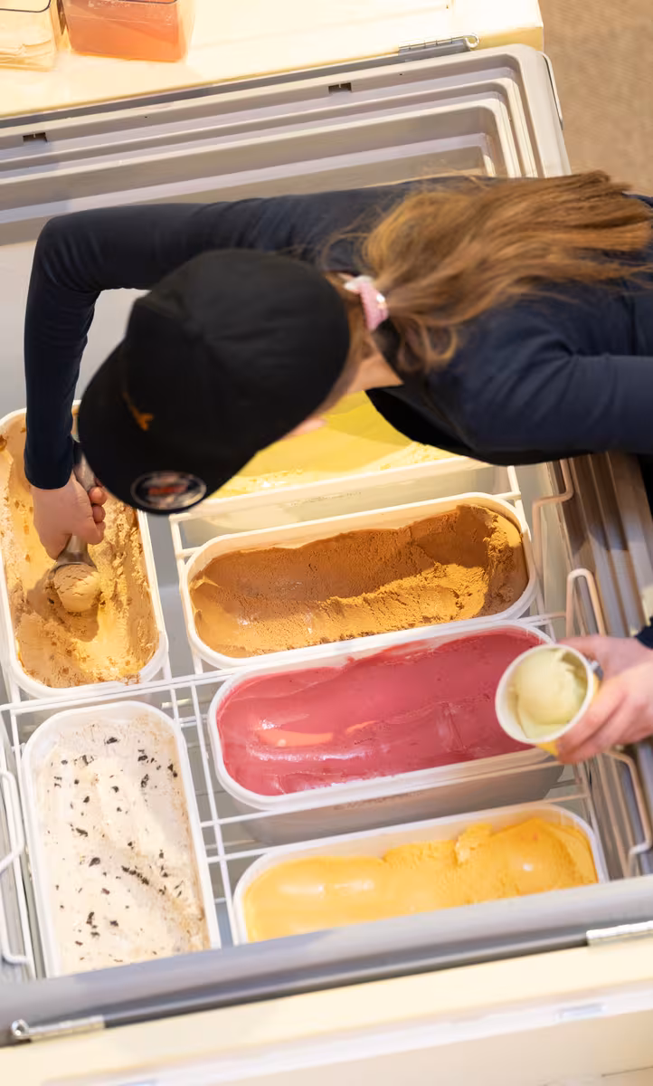 Fersk gelato i alle farger