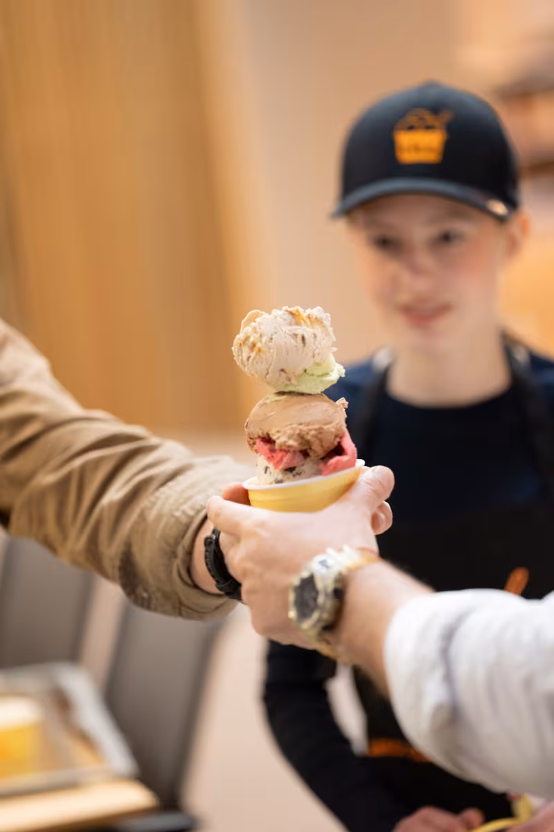 LICC-medarbeider rekker fram en is på et arrangement